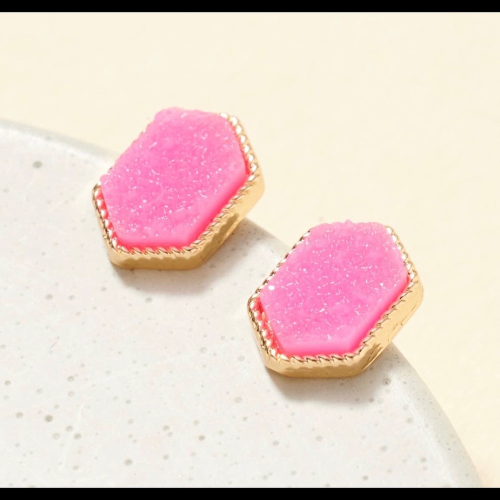 Druzy Stud earrings 
0.5”
Lead compliant Nickle free